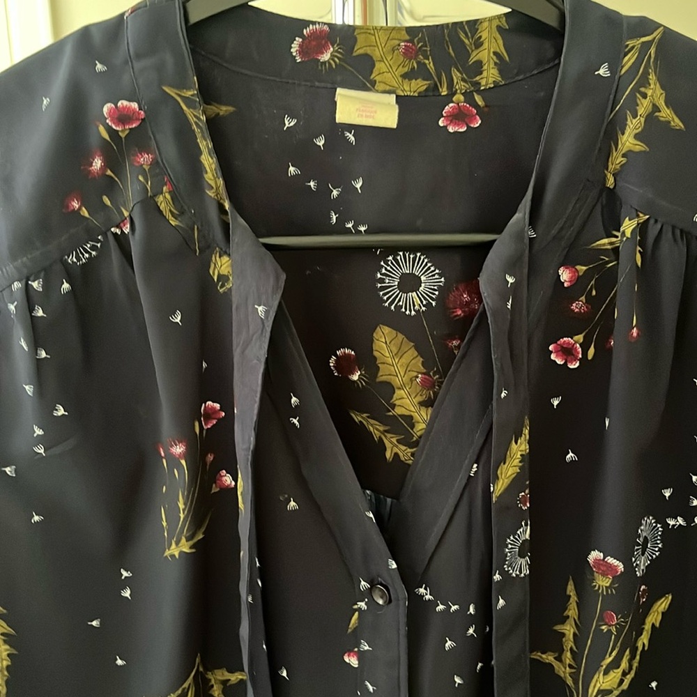 Wild Pearl floral dress size medium- navy with front ties and oversized fit